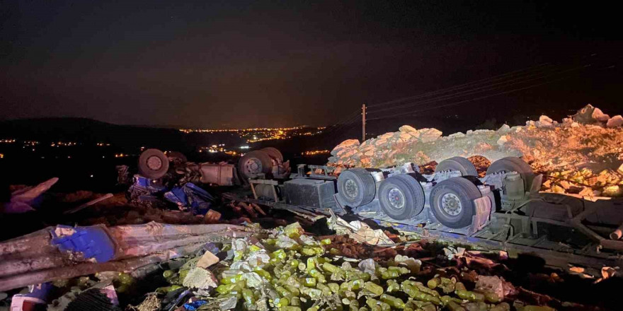 Mersin’de tır devrildi: 1 ölü