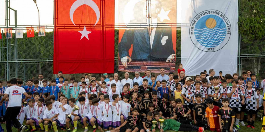 Mersin’de ’U-11/U-12 Futbol Şenliği Ligi’ ödül töreni ile son buldu