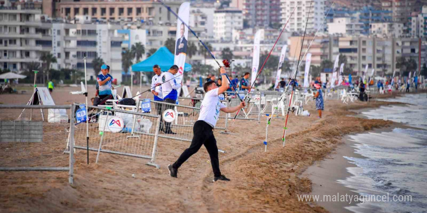 Mersin’de ’Uluslararası 7. Altın Kanca Surfcasting Turnuvası’ düzenlendi