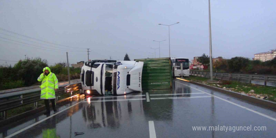 Mersin’de yağış nedeniyle kontrolden çıkan tır bariyere çarpıp devrildi