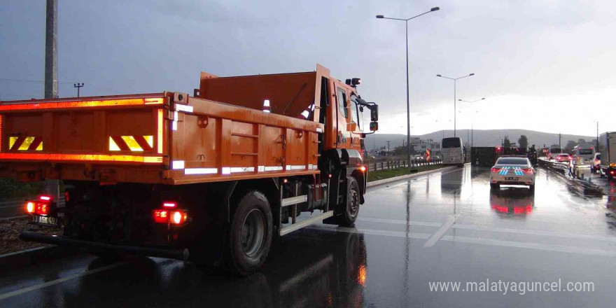 Mersin’de yağış nedeniyle kontrolden çıkan tır bariyere çarpıp devrildi