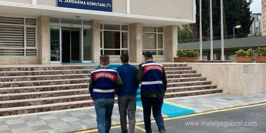 Mersin’de yağma suçundan aranan 2 firari yakalandı