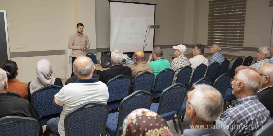 Mersin’de yaş almış vatandaşlar ’akılcı ilaç kullanımı’ hakkında bilgilendiriliyor