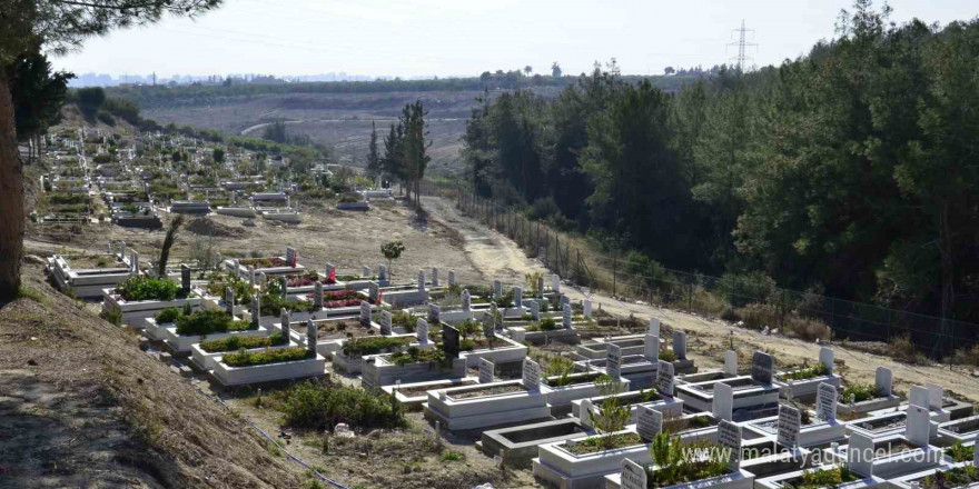 Mersin’de zehirlenme sonucu ölen 3 kardeşten ikisi toprağa verildi