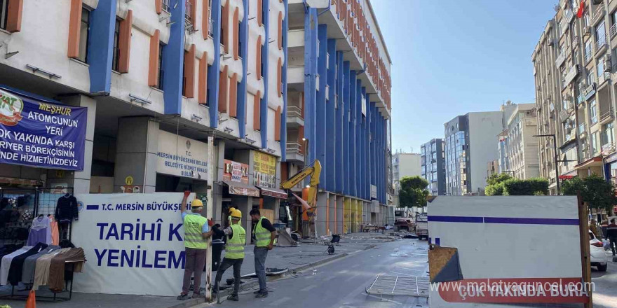 Mersin’in eski yapılarından Kırmızı-Lacivert ve Özel İdare iş hanlarının yıkımına başlandı