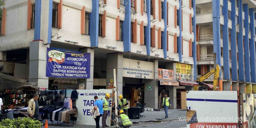 Mersin’in eski yapılarından Kırmızı-Lacivert ve Özel İdare iş hanlarının yıkımına başlandı