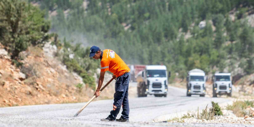 Mersin’in kırsal bölgelerinde yol çalışmaları sürüyor