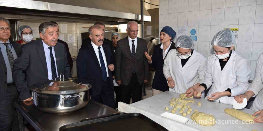 Meslek Lisesi öğrencileri hem üretiyor, hem satıyor