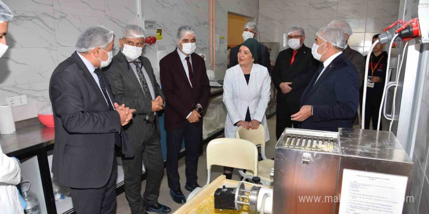 Meslek Lisesi öğrencileri hem üretiyor, hem satıyor