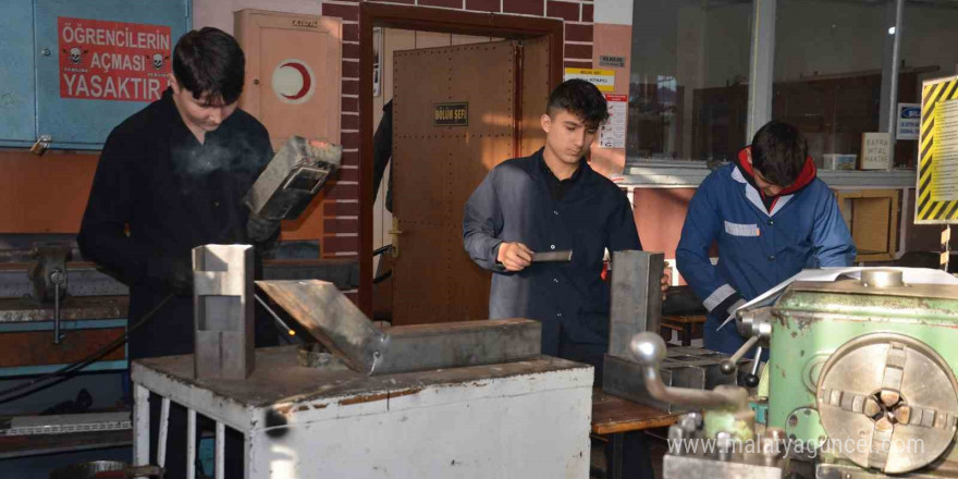 Meslek lisesi öğrencilerinden ‘pelet soba’ üretimi