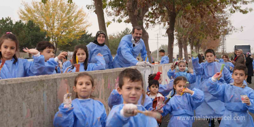 Metrelerce duvarı minikler boyadı