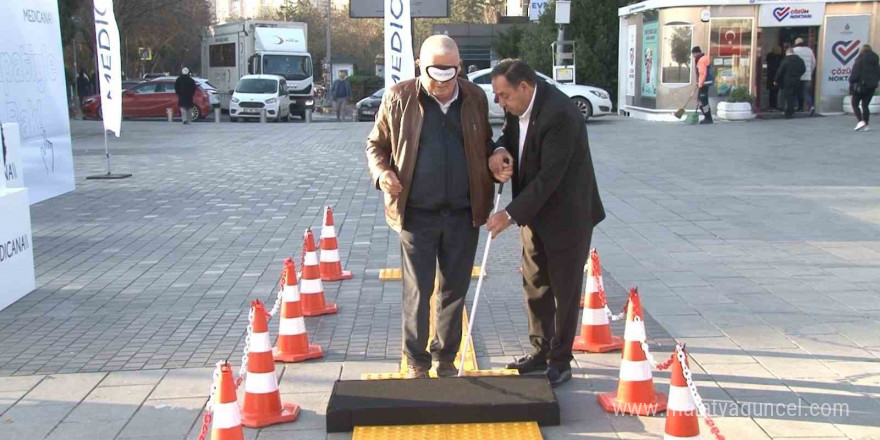 Metrobüs durağındaki ‘Empati Parkuru’ ile görme engellilere farkındalık