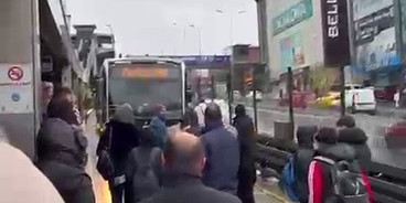 Metrobüsler durağı pas geçince vatandaşlar çileden çıktı