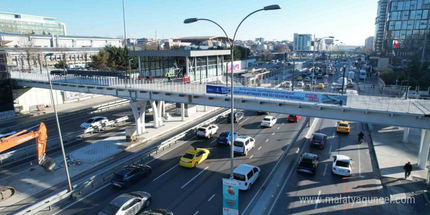 Metrobüste Topkapı - Küçükçekmece arası 16 ayda açılmıştı, Yenibosna istasyonu 6 ayda yapılamadı