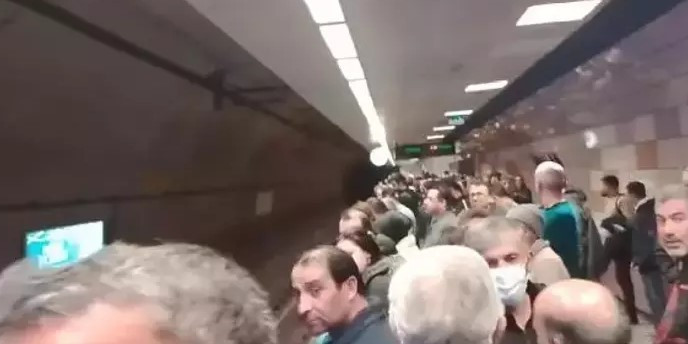 Metroda meydana gelen arıza yolcuları isyan ettirdi