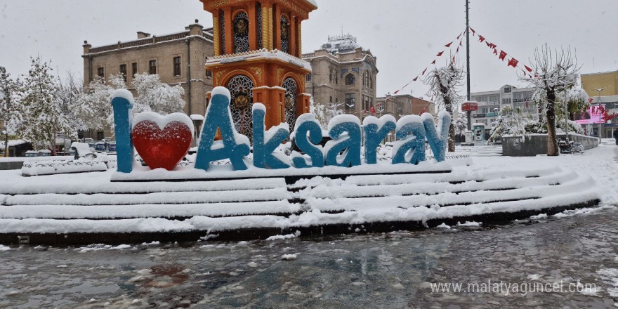 Mevsimin ilk karı Aksaray’ı beyaza bürüdü