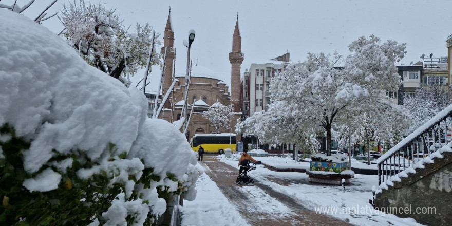 Mevsimin ilk karı Aksaray’ı beyaza bürüdü