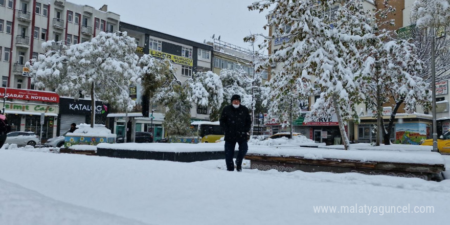 Mevsimin ilk karı Aksaray’ı beyaza bürüdü