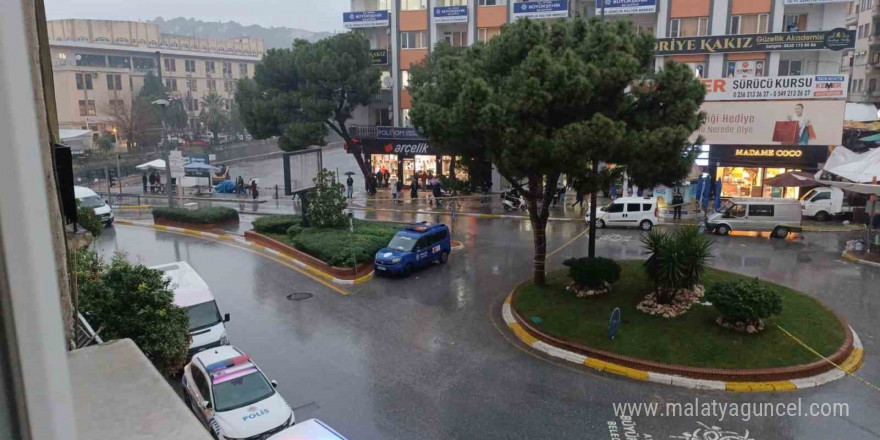 Meydandaki şüpheli valiz ekipleri alarma geçirdi