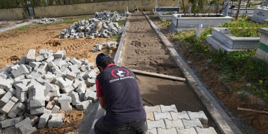 Mezarlık içi yollar ve parsel sınırları yenileniyor