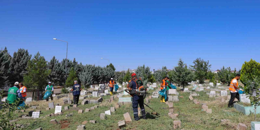 Mezarlıklarda bayram temizliği