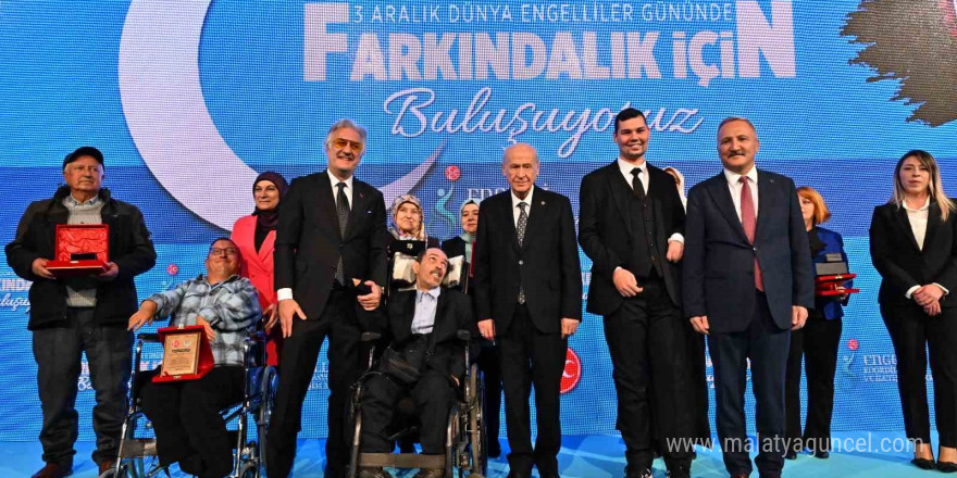 MHP Genel Başkanı Bahçeli, engelli bireylerin anne ve babasının elini öptü