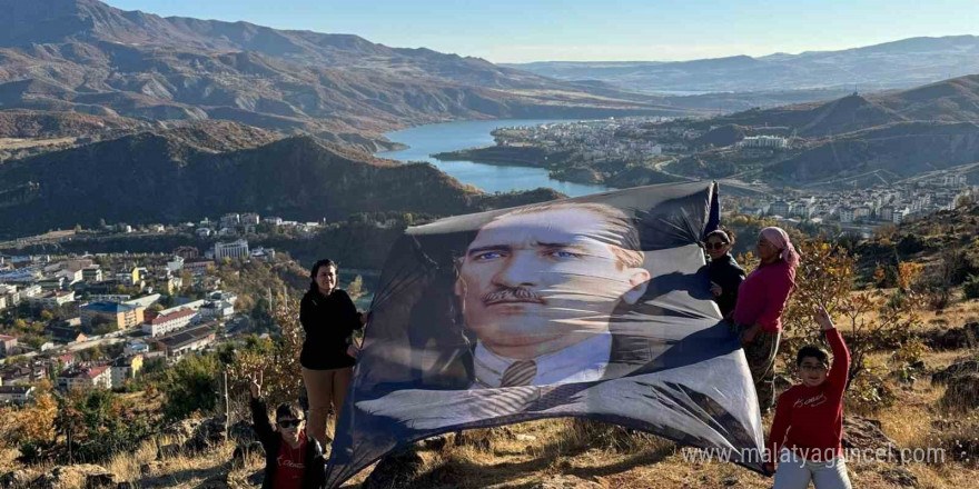 MHP Tunceli’de dev posterle Atatürk’ü andı