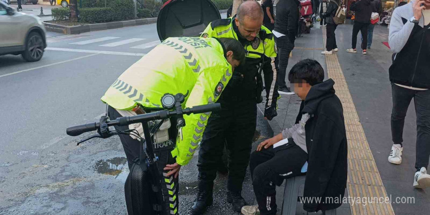 Midibüse arkadan çarpan elektrikli scooter sürücüsü çocuk yaralandı