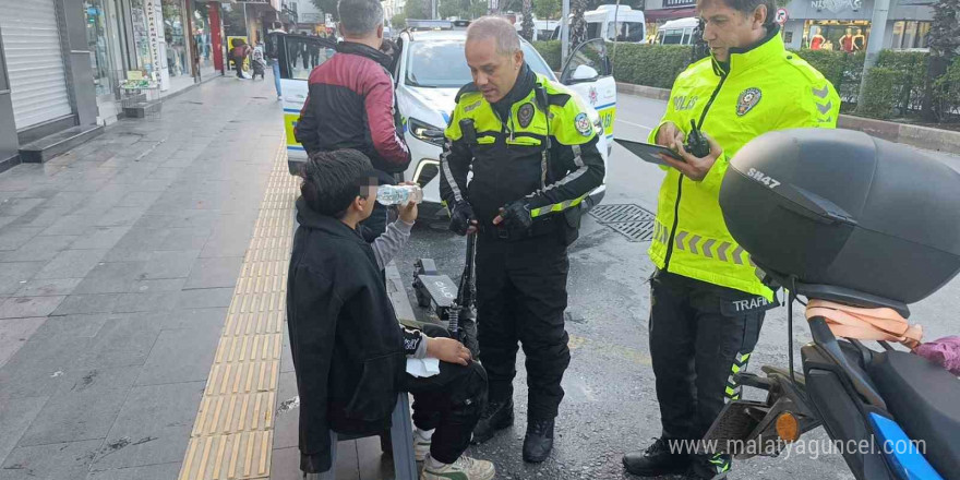 Midibüse arkadan çarpan elektrikli scooter sürücüsü çocuk yaralandı