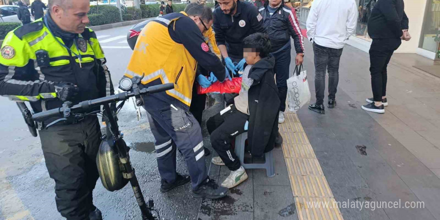 Midibüse arkadan çarpan elektrikli scooter sürücüsü çocuk yaralandı