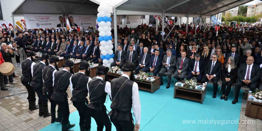 Milli Eğitim Bakanı Tekin ve Gençlik ve Spor Bakanı Bak Trabzon’da açılışa katıldı