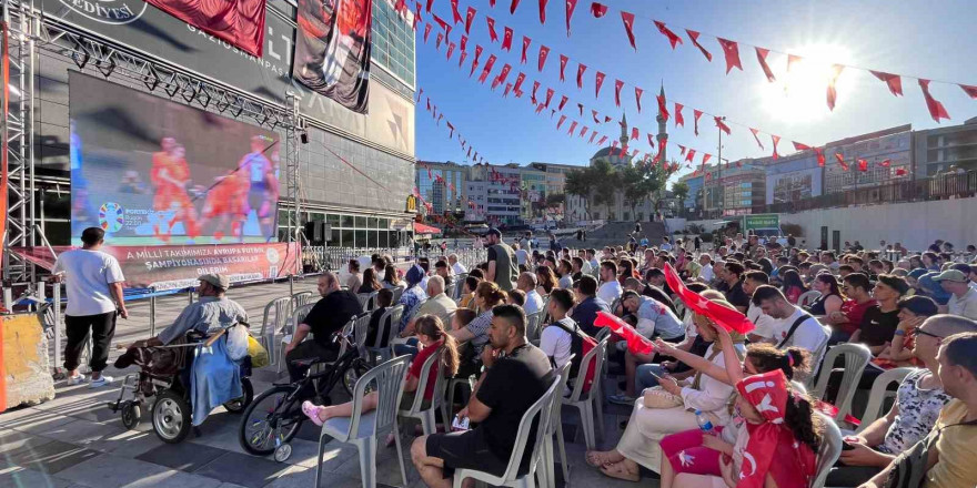 Milli maç coşkusu Gaziosmanpaşa’da yaşandı