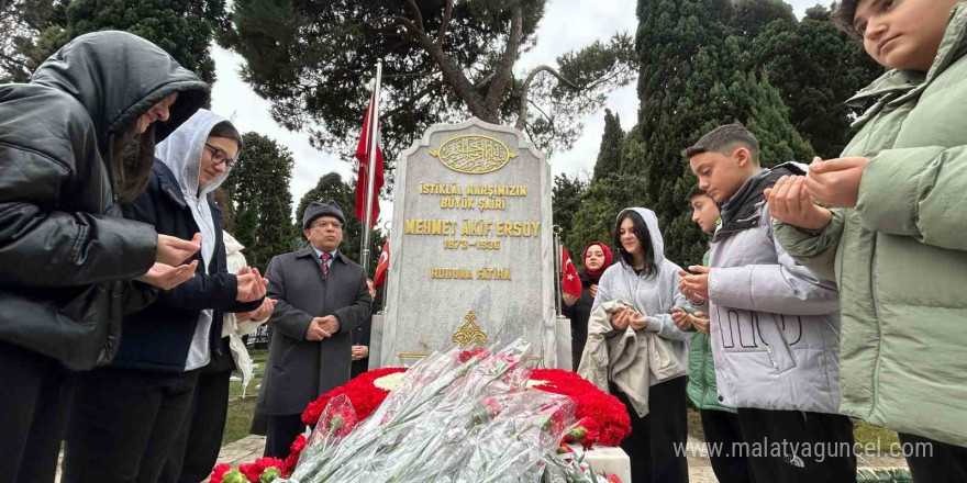 Milli şair Mehmet Akif Ersoy mezarı başında anıldı