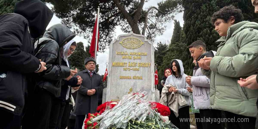 Milli şair Mehmet Akif Ersoy mezarı başında anıldı