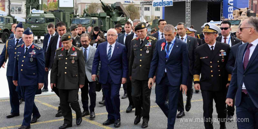 Milli Savunma Bakanı Güler, SAHA EXPO’da stantları gezdi