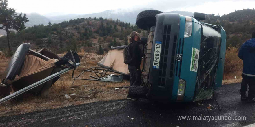 Minibüs devrildi, yabancı uyruklu sürücü yaralandı