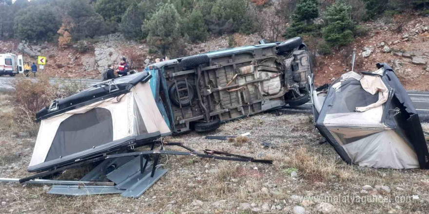 Minibüs devrildi, yabancı uyruklu sürücü yaralandı