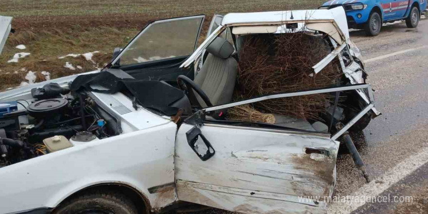 Minibüs ile çarpışan Fiat-Tofaş marka otomobil ikiye bölünde: 3 yaralı