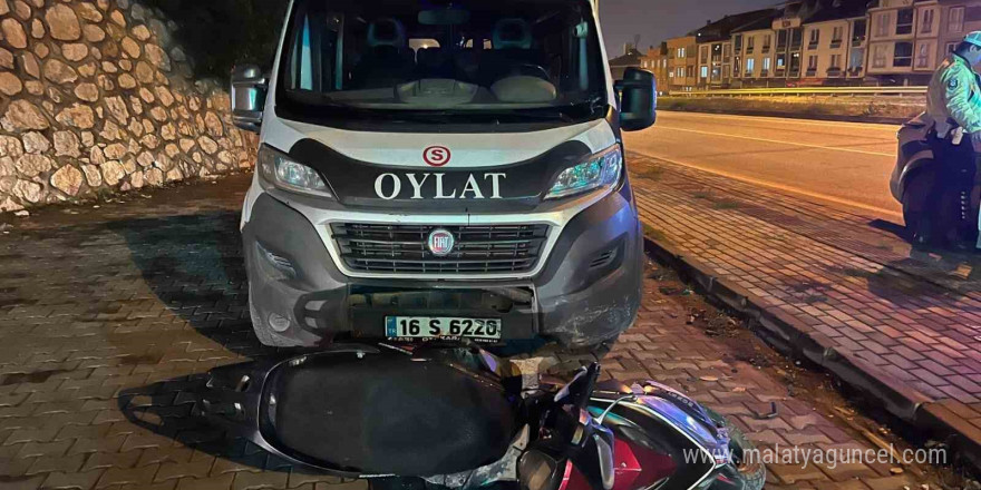 Minibüs ile motosiklet kafa kafaya çarpıştı: 1 ağır yaralı