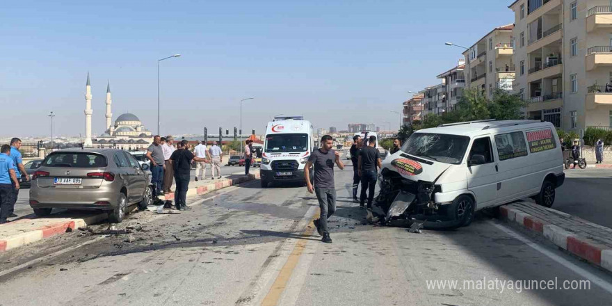 Minibüs ile otomobil kafa kafaya çarpıştı: 6 yaralı