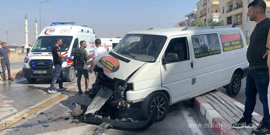 Minibüs ile otomobil kafa kafaya çarpıştı: 6 yaralı