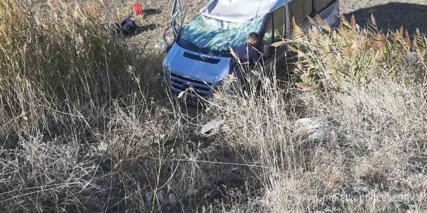 Minibüs yoldan çıktı: 1 yaralı