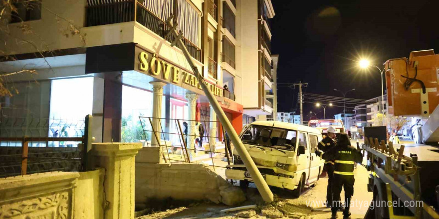 Minibüsün çarptığı elektrik direği balkona düştü: 3 yaralı