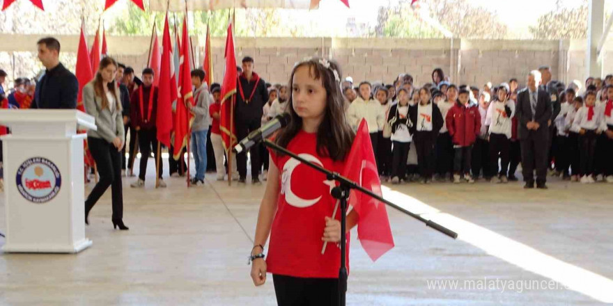 Minik Emine, “Bugün” şiirini okurken gözyaşlarına hakim olamadı