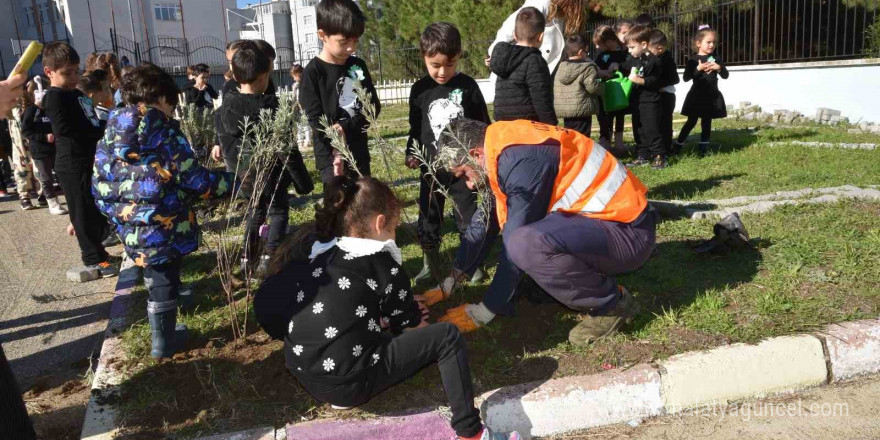 Minik öğrenciler Atatürk’ü fidan dikerek andı