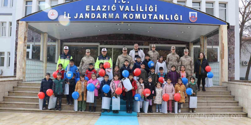 Minik öğrencilerden jandarmaya ziyaret