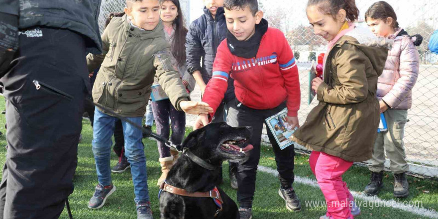 Minik öğrencilerden jandarmaya ziyaret