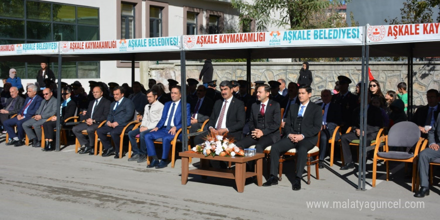 Minik seyirci halk oyunları ekibine eşlik ederek izleyenleri gülümsetti