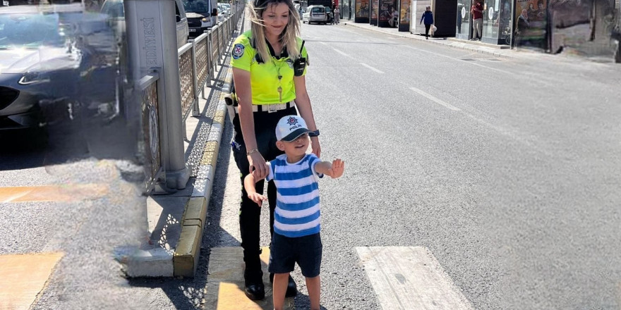 Minik trafikçinin hayali polis olmak