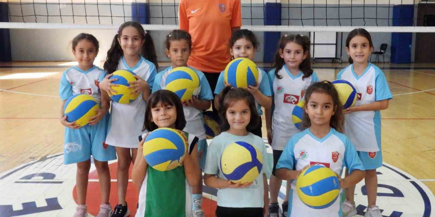 Minik voleybol yıldızları Kepez’de yetişiyor